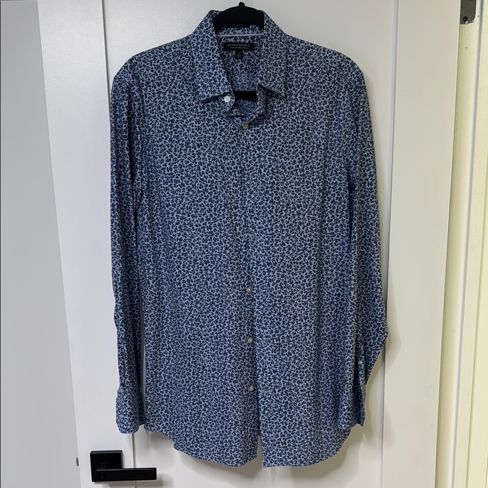 Banana Republic Men's Blue Patterned Shirt